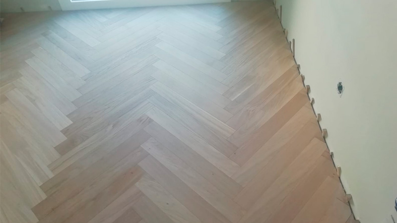 Robledor-ha-instalado-una-espiga-encolada-de-Roble-Europeo