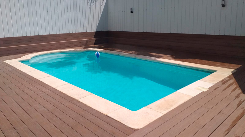 Parquets-Robledor-ha-realizado-una-renovacion-total-de-una-tarima-de-exterior-de-una-piscina-en-Barcelona