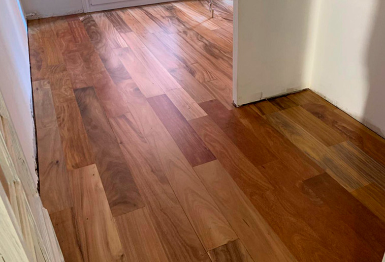 robledor instalador con madera de saman con Deva