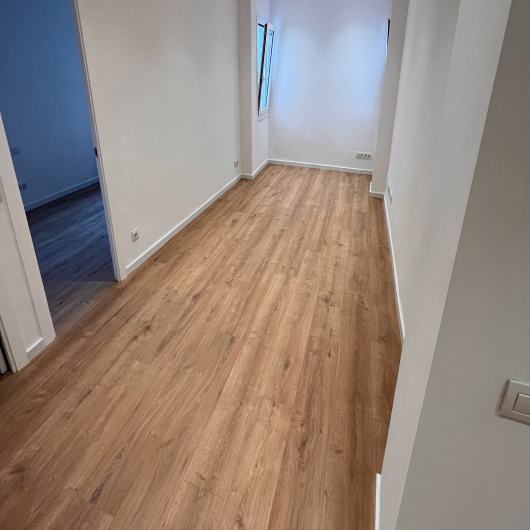 Instalación de pavimento laminado Finfloor XL Roble 1 L Vera Homenaje de 1780x246x10 mm V4 es una vivienda en Barcelona.