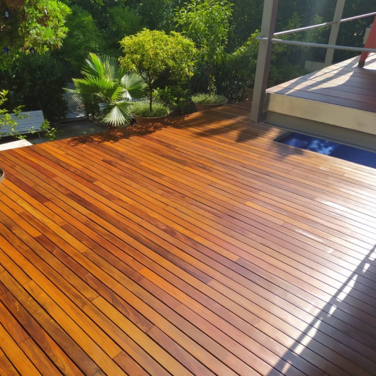 Instalación de parquet exterior de Ipe: madera sudamericana muy resistente, multiescalar y protegida con aceite Teka; instalación experta sobre rastreles en desniveles complejos.