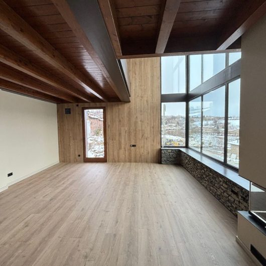 Instalación de pavimento laminado Finfloor XL AC6/33 en el Pirineo: laminado de 1780×246×10 mm, antiestático, ignífugo, resistente, apto para zonas húmedas y de alto tránsito.