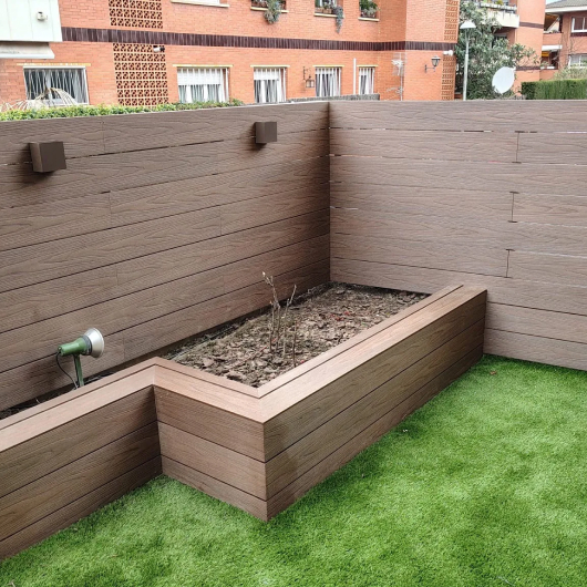 Instalación en vivienda tarima tecnológica Ondeck WPC (2200×143×23 mm, tono Teka): ecológica, resistente a manchas, insectos y climatología extrema.