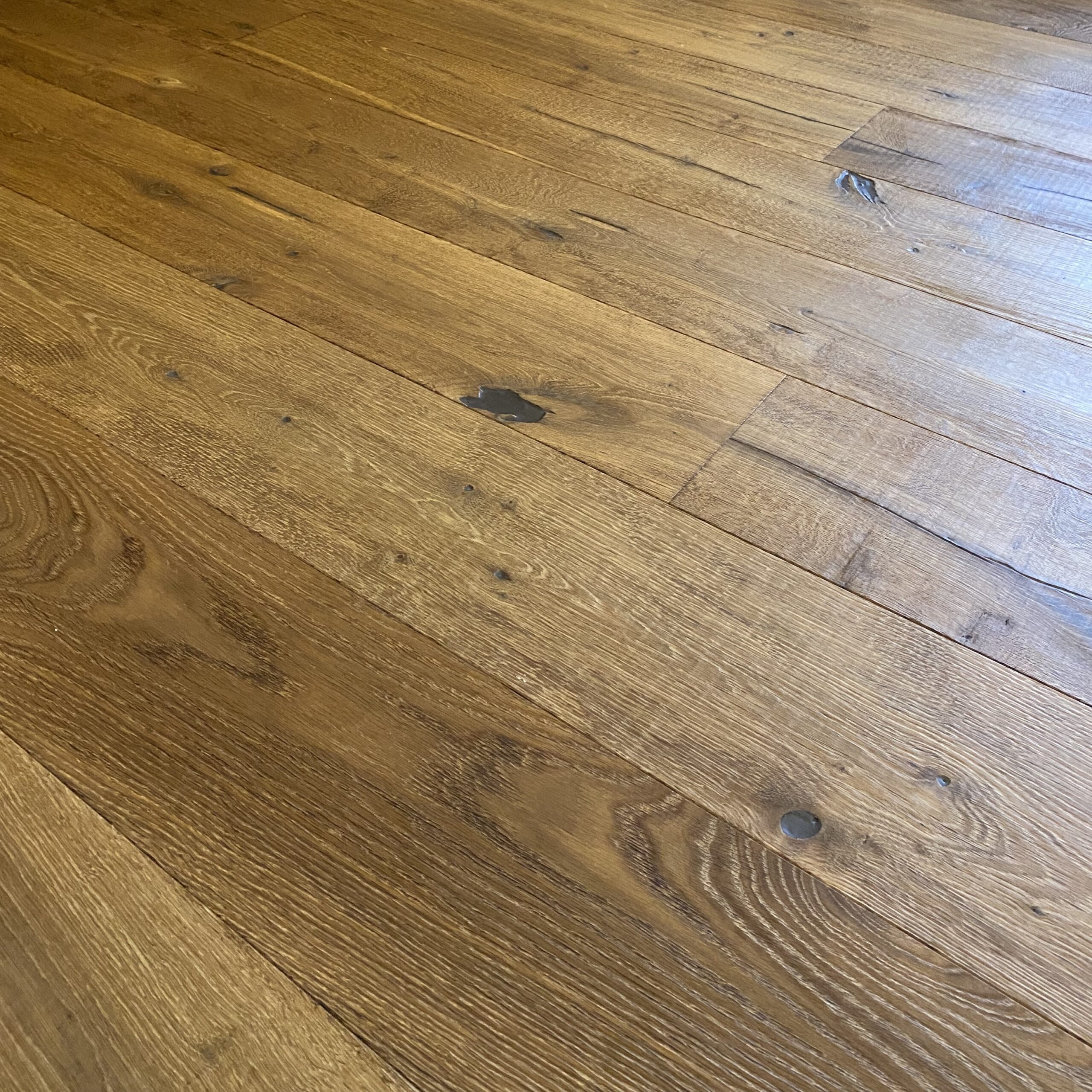 Instalación de parquet flotante Serenzo Capri en vivienda de Torredembarra: roble 1 lama (1400–3000×220×16 mm), cepillado 3D a mano y acabado Oil-Sealer Velvet; superficie natural, resistente y de gran carácter.