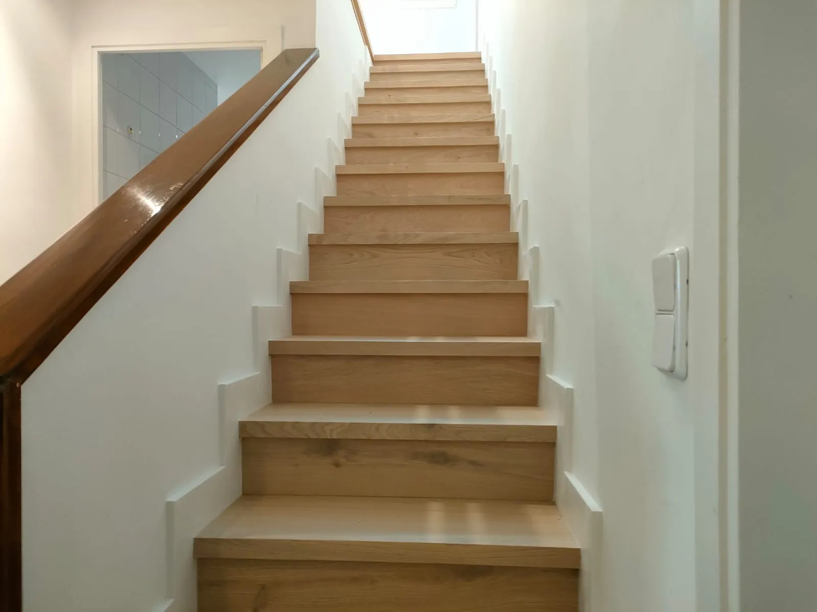 Escaleras de parquet con peldaños revestidos en madera